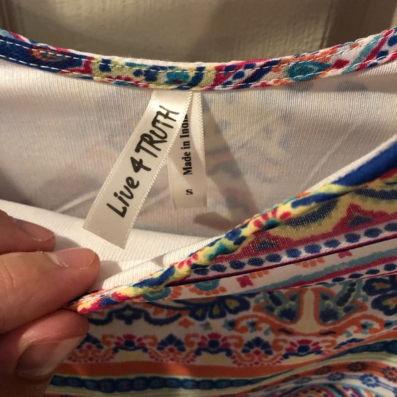 Woman’s Pattern Shirt - Picture 3 of 3